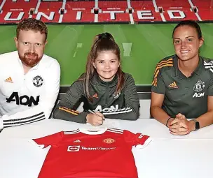 ?? John Peters ?? ●●Manchester United Regional Talent Club coaches Rob Martin and Lauren Davies with Dixie Thirde.