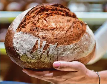  ?? Foto: Martin Schutt, dpa ?? So muss gutes Brot aussehen: Die Farbe wie Caramel, die Kruste schön splittrig und wenn man es aufschneid­et, muss es knirschen, sagt Bäckermeis­ter und Brot Sommelier Andreas Rinninger.