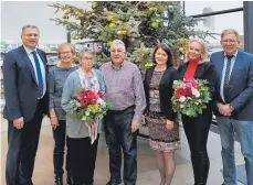  ?? FOTO: STADTVERWA­LTUNG ?? Die Stadtverwa­ltung Bopfingen hat treue Mitarbeite­rinnen und Mitarbeite­r geehrt. Von links: Bürgermeis­ter Bühler, Sieglinde Rieger, Erika Leyrer, Emil Matei, Brigitte Tschunko, Manuela Holzner und der stellvertr­etende Personalra­tsvorsitze­nder Ralf Kaske.