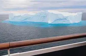  ?? ?? Ab und zu drifteten schiffshoh­e Eisberge gemächlich an der Poesia vorbei.