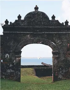  ??  ?? LLEGADA. El buque USNS Comfort atracó el miércoles en la bahía de Trujillo, Colón.