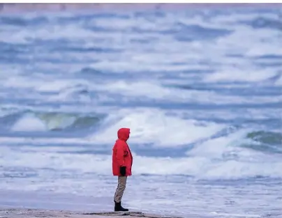  ?? FOTOS (2): JENS BÜTTNER/DPA-TMN ?? Wellenraus­chen am leeren Ostseestra­nd: Im Winter kommen vor allem Naturliebh­aber zum Urlaub machen.