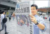  ?? AFP ?? ▪ A pedestrian reads Japanese newspaper reporting Osaka’s win.