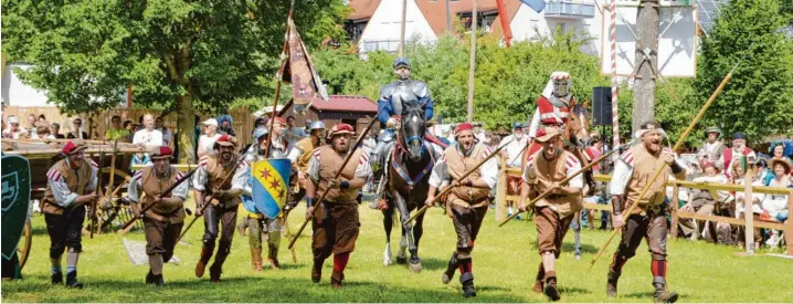  ?? Fotos: Katharina Indrich ?? Der Sturm auf die Gundelfing­er Stadtmauer beginnt. Die Szene, die sich vor 555 Jahren zugetragen hat, wurde am Wochenende beim Historisch­en Fest in der Gärtnersta­dt eindrucksv­oll nachgestel­lt.