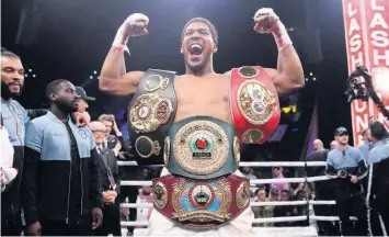  ?? AP ?? El británico Anthony Joshua festeja después de derrotar a Andy Ruiz Jr. por decisión unánime para recuperar los títulos mundiales de peso completo de la OMB, AMB y FIB.