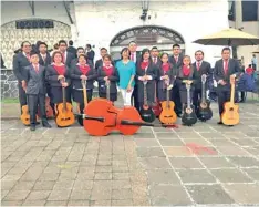  ??  ?? Bertha Elda Peralta con músicos rondallero­s/Cortesía