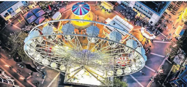  ?? FOTO: RALPH MATZERATH ?? Die Fahrt mit dem Riesenrad erlaubte Blicke aus 38 Metern Höhe auf das Stadtfest in Langenfeld.