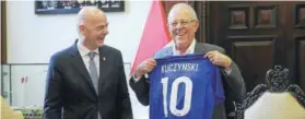  ??  ?? ► Kuczynski junto al titular de la FIFA, Gianni Infantino.