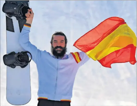  ??  ?? GENIO CON LA TABLA. Regino Hernández celebra su medalla con la bandera de España: pura felicidad en la nieve.