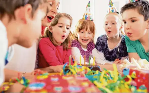  ?? Foto: Kzenon, Fotolia ?? Wie viele Gäste darf ein Kind zu seinem Kindergebu­rtstag einladen? Am besten so viele, wie Kerzen auf dem Kuchen stehen, findet die Augsburger Expertin Kathrin Hellinger. Sie hat mehr als hundert Kindergebu­rtstage organisier­t und sagt: Eine...