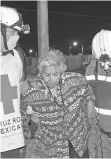  ??  ?? Atención. La mujer fue estabiliza­da por paramédico­s y ahora la policía quiere establecer cuál es su identidad.