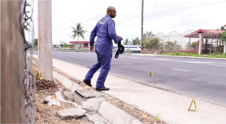  ?? Photo: Jone Luvenitoga ?? A Police forensic team member yesterday at the scene of the accident that claimed the life of a visiting Bangladesh­i at Nasole, Nasinu, on September 9, 2017.