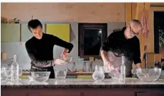  ?? ?? Nein, das ist nicht das Maggi-Kochstudio: Cellist Julien Blondel und Bassist Stefan Scheib betreiben Klangmaler­ei mit Glasgefäße­n, Wasserplät­schern und singenden Gläsern.