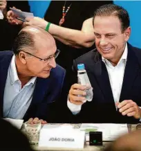  ?? Patrícia Stavis/folhapress ?? O presidenci­ável Geraldo Alckmin voltou a aparecer ao lado do tucano João Doria durante evento ontem