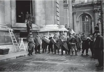  ??  ?? Sacré. Le Grand Livre de la dette publique est réinstallé à Paris à la fin de 1914.