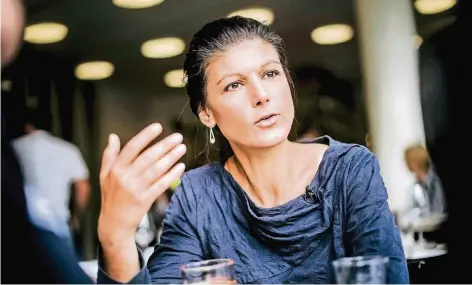  ?? FOTO: ANDREAS BRETZ ?? Sahra Wagenknech­t (48), Direktkand­idatin für den Wahlkreis Düsseldorf II, beim Gespräch in einem Café in ihrer Wahlheimat.