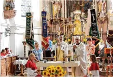  ?? Fotos: Michael Mäusly ?? Die Eucharisti­efeiern wird Pfarrer Kresimir Gagula (r. am Altar) zukünftig nur noch gelegentli­ch zelebriere­n (links Stadtpfarr­er Christoph Leutgäb).