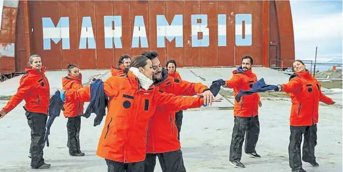  ?? Ministerio de cultura ?? Ayer, poco después de pisar suelo antártico, con un vestuario necesario: las camperas térmicas color naranja