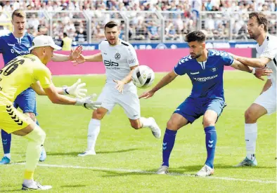  ?? BILD: Tobias Frick ?? VfB-Torhüter Pelle Boevink (gelbes Trikot) sicherte in dieser Szene den Ball. Sein Teamkolleg­e Gazi Siala (blaues Trikot, 2. von rechts) musste nicht mehr eingreifen.