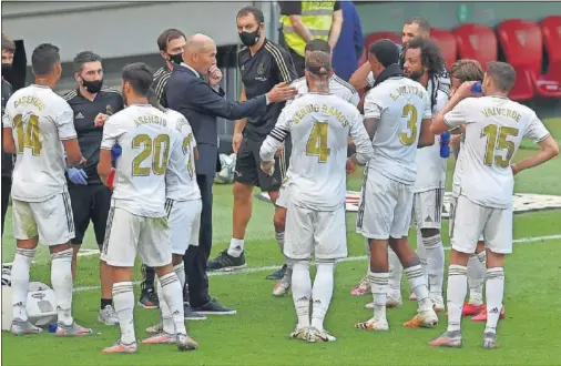  ??  ?? Zidane habla con sus jugadores durante la primera pausa de hidratació­n el pasado 5 de julio en San Mamés.