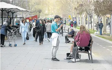  ?? GUILLERMO MESTRE ?? La primavera, que comienza mañana, volverá a ser más cálida de lo habitual.