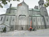  ?? PHOTO D’ARCHIVES ?? Une partie du mur de pierre du côté ouest de l’église Très-saint-sacrement s’est effondrée en mai 2017.