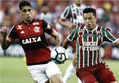  ?? Marcelo Theobald/Agência O Globo ?? O lateral esquerdo Marlon (à direita), do Fluminense, tenta vencer a disputa de bola com o atacante rubronegro Lucas Paquetá, no clássico carioca realizado no Maracanã; resultado é ruim para ambos os times