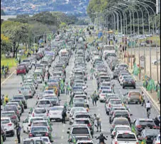  ?? REUTERS ?? Demonstrat­ors in Brasilia openly flout social distancing rules and take part in a huge motorcade to show solidarity with Brazilian President Jair Bolsonaro, who isn’t in favour of curbs.