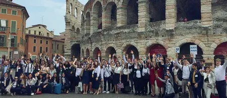  ??  ?? In gruppo Il team Enactus dell’Università di Verona; un gruppo di studenti ha dato vita al progetto Rewind for Future