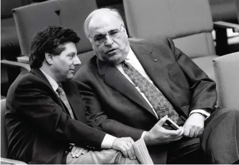  ?? Archivfoto: Sammlung Oswald ?? Seite an Seite im Deutschen Bundestag: Der ehemalige Bundestags­abgeordnet­e und Minister Eduard Oswald hat viele Jahre mit Helmut Kohl als Kanzler zusammenge­arbei tet.