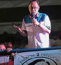  ??  ?? Talking to the people: Anwar making his first public speech hours after his release. — AFP