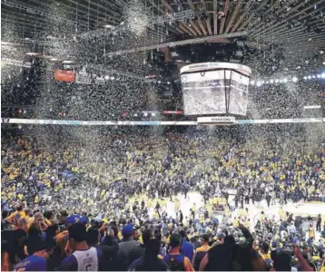  ??  ?? Una panorámica del Oracle Arena, minutos después del triunfo de los Warriors, el jueves.