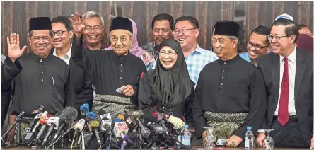  ?? — Bernama ?? New chapter: Dr Mahathir waving after giving a press conference. With him are (from left) Amanah president Mohamad Sabu, PKR president Datuk Seri Dr Wan Azizah Wan Ismail, Parti Pribumi Bersatu Malaysia president Tan Sri Muhyiddin Yassin and DAP...