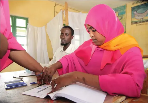  ?? FOTO: EPA/
PHILIPP HEDEMANN ?? FöRSENAT VAL. Förra gången det ordnades presidentv­al i Somaliland var 2010 (bilden). Valet som hålls i dag skulle ursprungli­gen ha hållits redan för två år sedan.