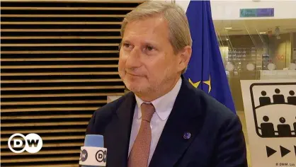  ??  ?? Johannes Hahn, comisario europeo de Presupuest­os, en una imagen de archivo durante una entrevista con DW en mayo de este año.