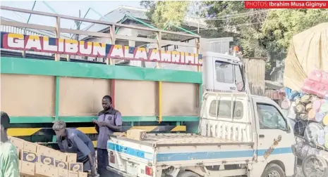  ?? ?? Labourers load a truck at Singer Market, Kano
Ibrahim Musa Giginyu