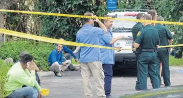  ?? JOE CAVARETTA/STAFF PHOTOGRAPH­ER ?? Broward County Sheriff’s deputies work the scene of a fatal assault at a constructi­on site in Deerfield Beach.