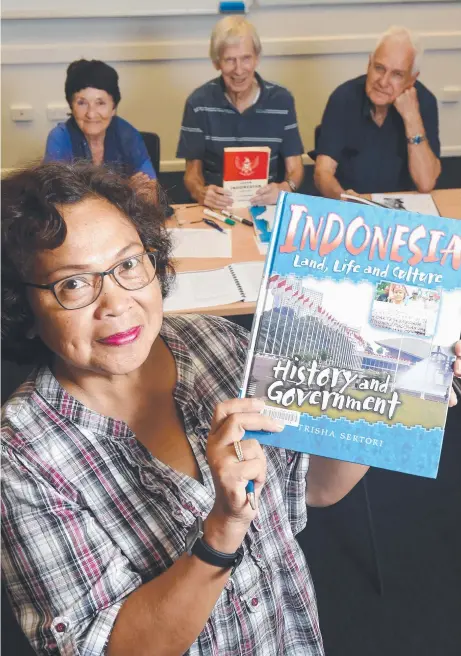  ?? LEARNING LINGO: Indonesian class member Anny Hurst ( front) with Tina Zimbos, teacher Eric Campbell and Hans Van Ginkel brushing up on their Indonesian language skills. Picture: SCOTT RADFORD- CHISHOLM ??