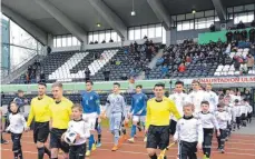  ?? FOTO: HORST HÖRGER ?? Einmarsch zum Fußball-Länderspie­l der U16 zwischen Deutschlan­d und Italien im Ulmer Donaustadi­on.