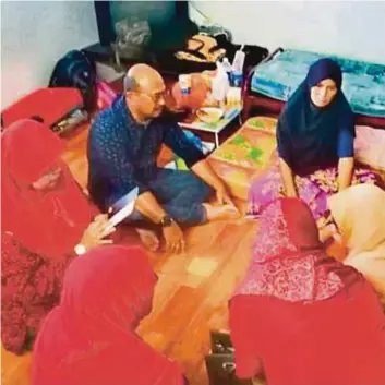  ?? FOTO: AMIRUL AIMAN HAMSUDDIN ?? ABD Rahman (dua dari kiri) menziarah Rosilawati (kanan) di rumah sewanya di Taman Aman, semalam.