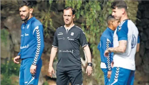  ??  ?? CONFIADO. Joseba Etxeberria cree que el Tenerife es capaz de llevarse la victoria el domingo en Pamplona.