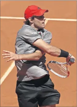  ??  ?? Dominic Thiem, en un lance de su partido contra John Isner.