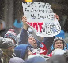  ?? STAFF PHOTO BY MATT WEST ?? UNITED: An enthusiast­ic fan holds up a sign at a New England Patriots fan pep rally at Nicollet Mall in Minneapoli­s, Minn., Friday.
