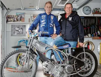  ?? Foto: Siegfried Kerpf ?? Ein eingespiel­tes Team bei der Organisati­on des traditions­reichen Sandbahnre­nnens in Haunstette­n sind Tim (links) und Erich Scheuneman­n. Sohn und Vater fiebern vor allem dem Speedway Teamcup am Sonntag entgegen, denn dann wird Rennleiter Tim auch als...