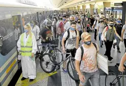  ??  ?? THE COMMUTE People in Buenos Aires, Argentina, crowd a train station on their way to work on April 7, amid the new coronaviru­s pandemic.