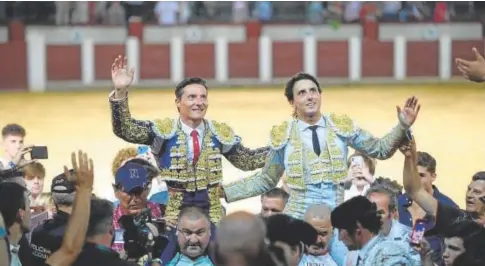  ?? // FERNANDO BLANCO ?? Diego Urdiales y Andrés Roca Rey salen a hombros del coso del Paseo de Zorrilla