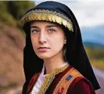  ??  ?? Eleni aus Delphi in Griechenla­nd mit Tracht.