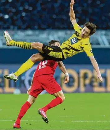  ?? Foto: Getty Images ?? Den Augsburger­n gelang es zu selten, das Dortmunder Spiel auszuhebel­n. Einzelne Erfolgserl­ebnisse, wie jenes hier von Daniel Caligiuri gegen Thomas Delaney, waren die Ausnahme.