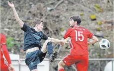  ?? FOTO: VOLKER STROHMAIER ?? Der SV Schemmerho­fen und der SV Baustetten (links Christian Bucher, hier im Duell mit Achstetten­s Christian Lauber) treffen im Verfolgerd­uell aufeinande­r.