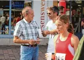  ??  ?? Fachsimpel­eien am Streckenra­nd: Sportfreun­de Vorsitzend­er Fritz Sedl (links) mit Frank Büschel, dem Referenten für Öffent lichkeitsa­rbeit der Stadt Friedberg.